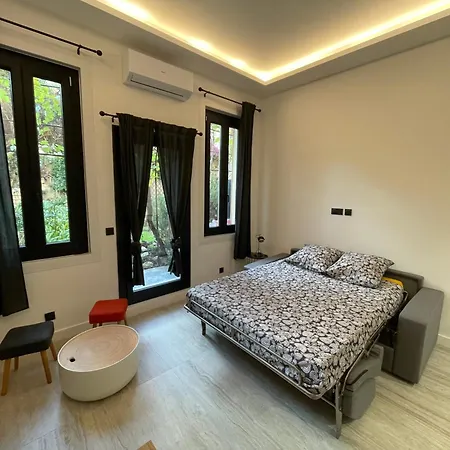 Pasteur, Vieil Antibes, Proche Port